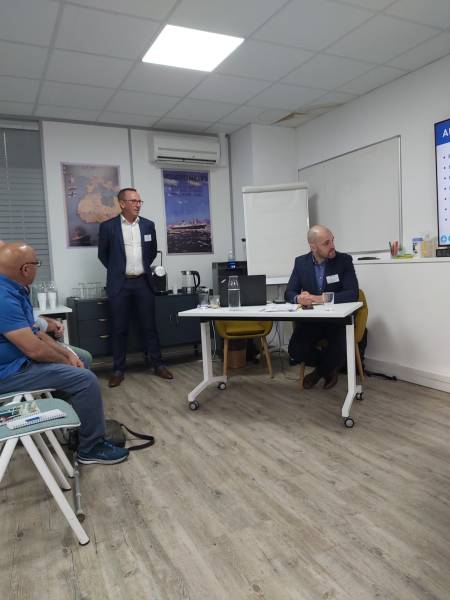 Stéphane Dalia participe activement à la réunion sur les douanes.